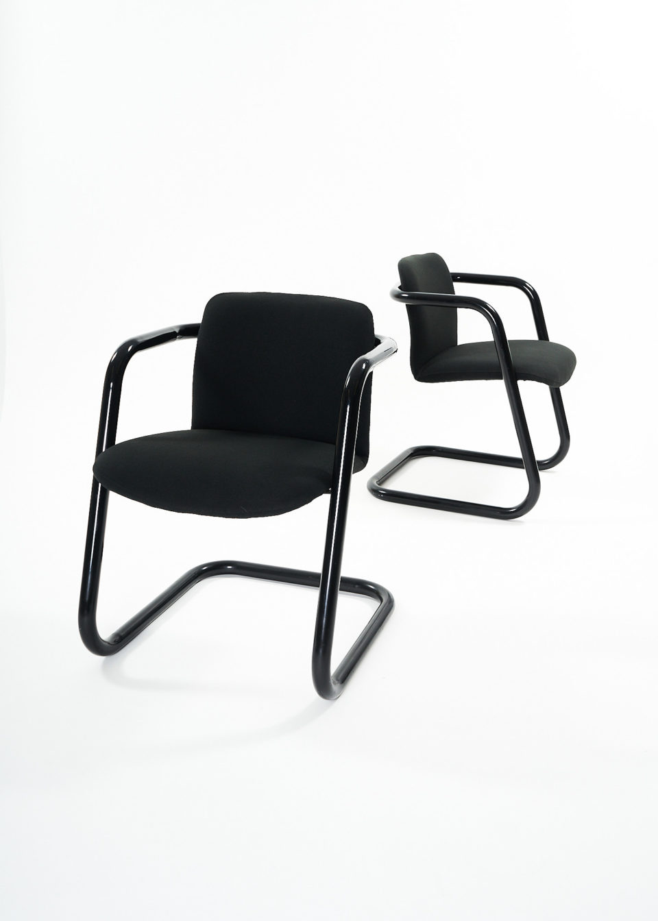 100/300 ALL-BLACK chair by Jeffery Robert Fear for Kinetics