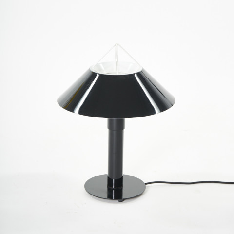 INVERTED PYRAMID desk lamp in black INVERTED PYRAMID desk lamp in black