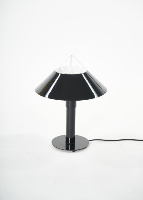 INVERTED PYRAMID desk lamp in black